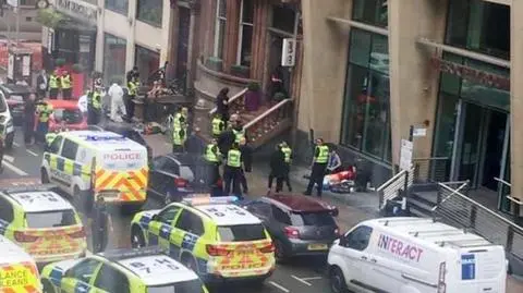 Atak w Glasgow, napastnik zastrzelony przez policję. Sześć osób rannych, funkcjonariusz w stanie krytycznym