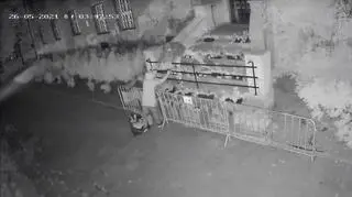 Kradzież donic z kwiatami w oku kamery monitoringu