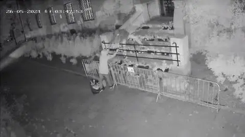Kradzież donic z kwiatami w oku kamery monitoringu