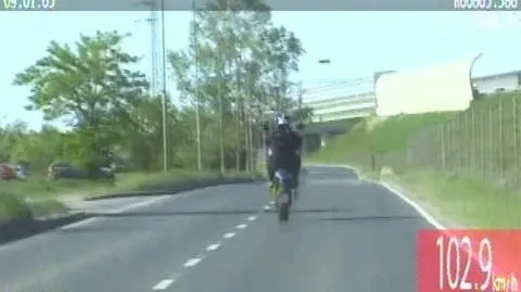 Ulicami miasta na jednym kole i dwa razy za szybko