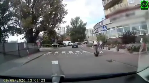 Na monocyklu, między autami, z dzieckiem na plecach