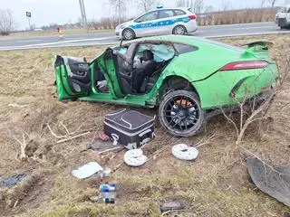 23-latek zjechał z drogi i dachował