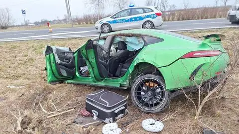 23-latek zjechał z drogi i dachował