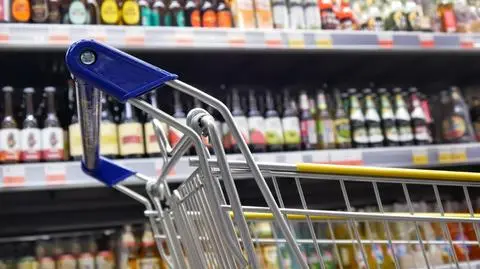zakupy sklep supermarket wozek shutterstock_2420523049