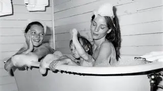 Kate Moss i Lucie de la Falaise oraz córka Lucie, Ella, zdjęcie: Bruce Weber