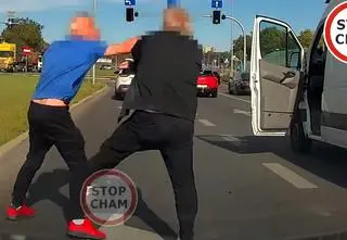 Bójka kierowców na środku drogi. Dzięki nagraniu policja znalazła mężczyzn