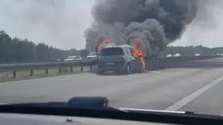 W ogniu stanęło auto