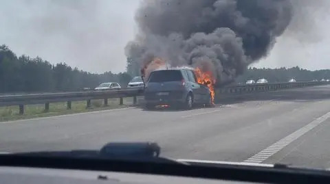 W ogniu stanęło auto