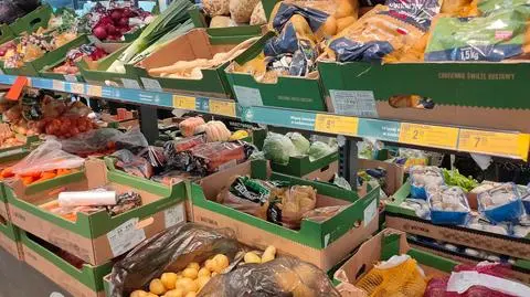 sklep market dyskont biedronka warzywa, Biedronka shutterstock_2385722951_1