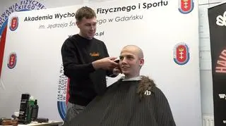 Z głów lecą włosy studentów