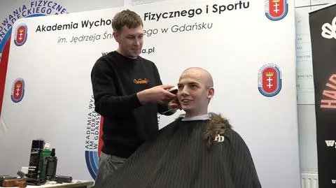 Z głów lecą włosy studentów