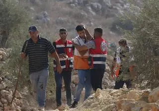 Ranni palestyńscy rolnicy, których w trakcie zbioru oliwek zaatakowali izraelscy osadnicy