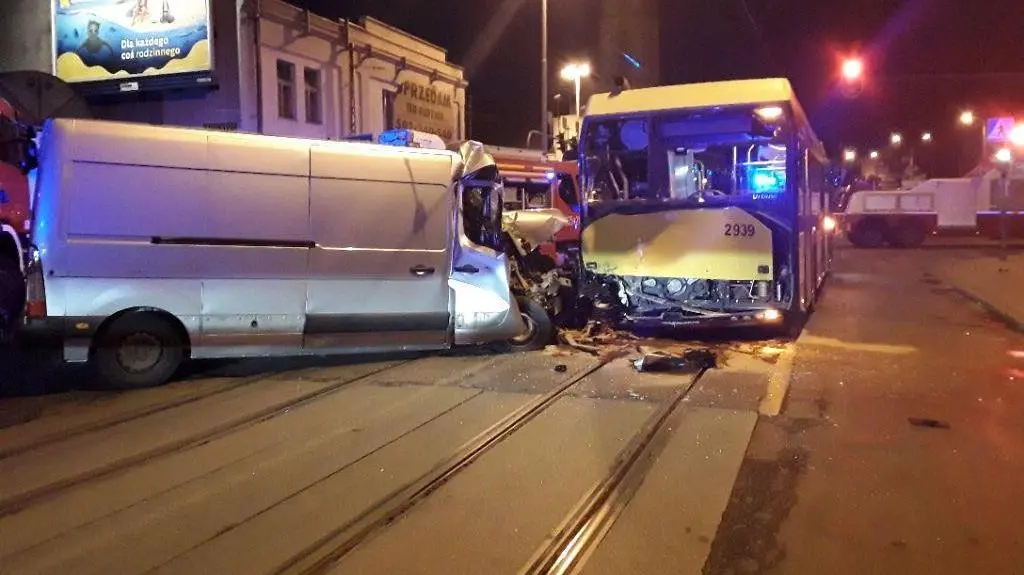 Kierujący busem uderzył w autobus miejski