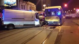 Kierujący busem uderzył w autobus miejski