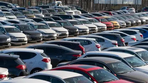 samochody parking komis