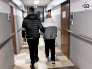 Najpierw brutalnie pobili, później polewali wrzątkiem. Zatrzymano siedem osób