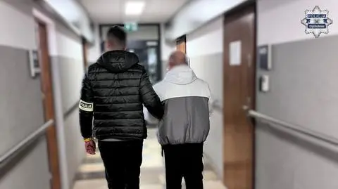 Najpierw go brutalnie pobili, a później polewali wrzątkiem. Zatrzymano siedem osób