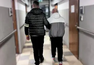 Pobili, polewali wrzątkiem i uwięzili. "Wykorzystał moment nieuwagi", dotarł do szpitala