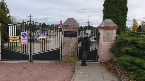 Społeczny opiekun cmentarza ewangelickiego w Strykowie sam kosi trawę, wycina zarośla i odnawia nagrobki