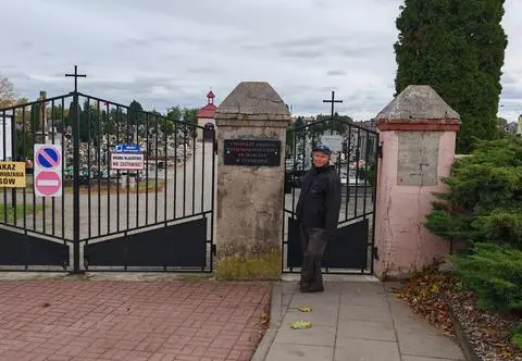 Społeczny "drugi burmistrz" kosi trawę, wycina zarośla i odnawia nagrobki