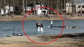 Na zewnątrz plus 10, na środku stawu na lodzie bawią się dzieci