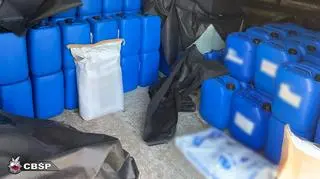 Policjanci zabezpieczyli ponad 300 litrów metamfetaminy oraz BMK