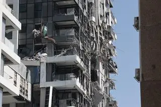Uszkodzony budynek mieszkalny po ataku rakietowym w Tel Awiwie, Izrael