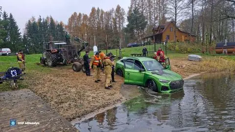 Luksusowe auto stoczyło się ze skarpy do jeziora