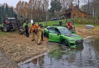 Luksusowe auto wpadło do jeziora