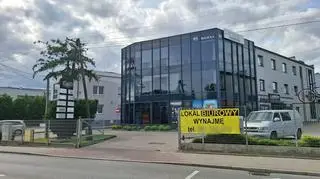 Od strony ulicy nie sposób stwierdzić, że w budynku jest publiczna instytucja