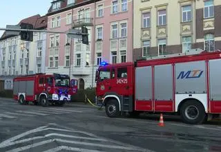 Pożar w budynku wielorodzinnym. Kilkanaście osób ewakuowano, w tym dzieci