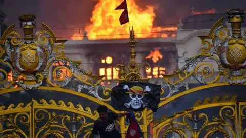 Protestujący na bramie prowadzącej do kompleksu rządowego (Katmandu, Nepal, 9 września 2025)