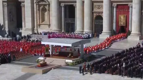 Trumna papieża Franciszka wniesiona na plac św. Piotra