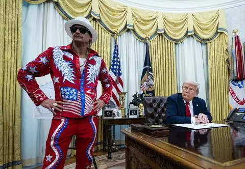 Donald Trump podpisuje nowy dekret z Kid Rockiem u boku