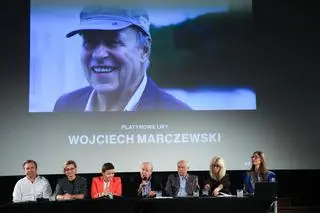 Wojciech Marczewski na zdjęciu i na żywo (w środku) podczas konferencji