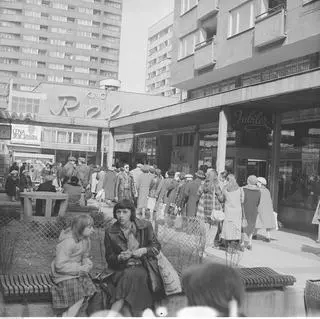 Kolejka w Pasażu Śródmiejskim w Warszawie w połowie lat 80. Kilka lat później towar już był, ale szalała inflacja