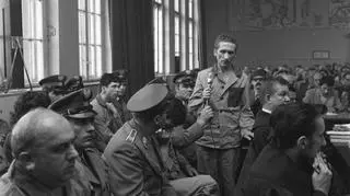 Zdzisław Marchwicki (z mikrofonem) podczas procesu. Na pierwszym planie Jan Marchwicki.