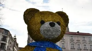 Miś na przemyskim rynku, kontrowersje wzbudził kolor szalika 