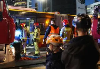 Lawetą w autobus, cztery osoby w szpitalu