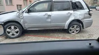 Auto, które miało uderzyć w ogrodzenie komisu