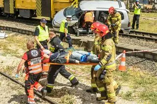 Ćwiczenia służb na przejeździe kolejowo-drogowym