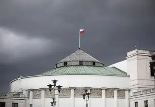 Spadki na podium, lider bez zmian. Najnowszy sondaż partyjny