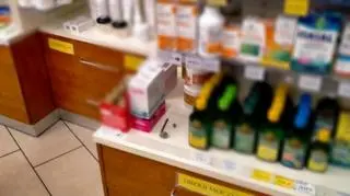 Mężczyzna zostawił w aptece lufkę i marihuanę