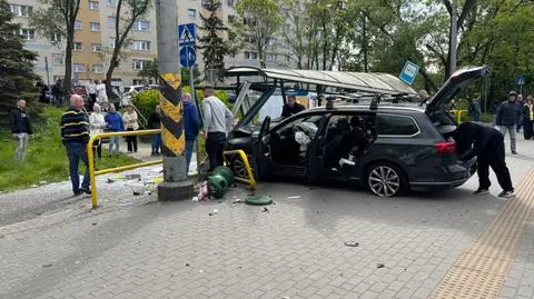 Samochód wjechał w przystanek w Gdyni