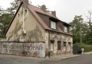 Kopali w rolety, walili w bramę, oblali dom olejem silnikowym. Zemsta za zamalowanie graffiti