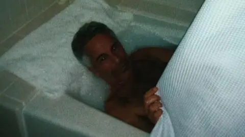 "Socjopata, uzależniony od seksu". Kto chciałby o nim zapomnieć? 