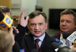 "To były minuty". Ziobro "odgrywa spektakl", ale "można było chwilę poczekać"