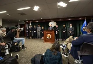 Syn filmowców oskarżony o morderstwo rodziców. Grozi mu nawet kara śmierci