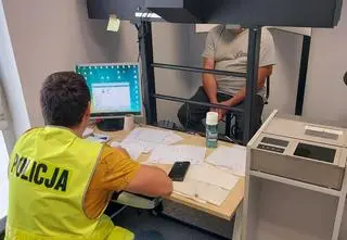 Ukradł mosiężną płytę, odpowie za ograbienie grobu