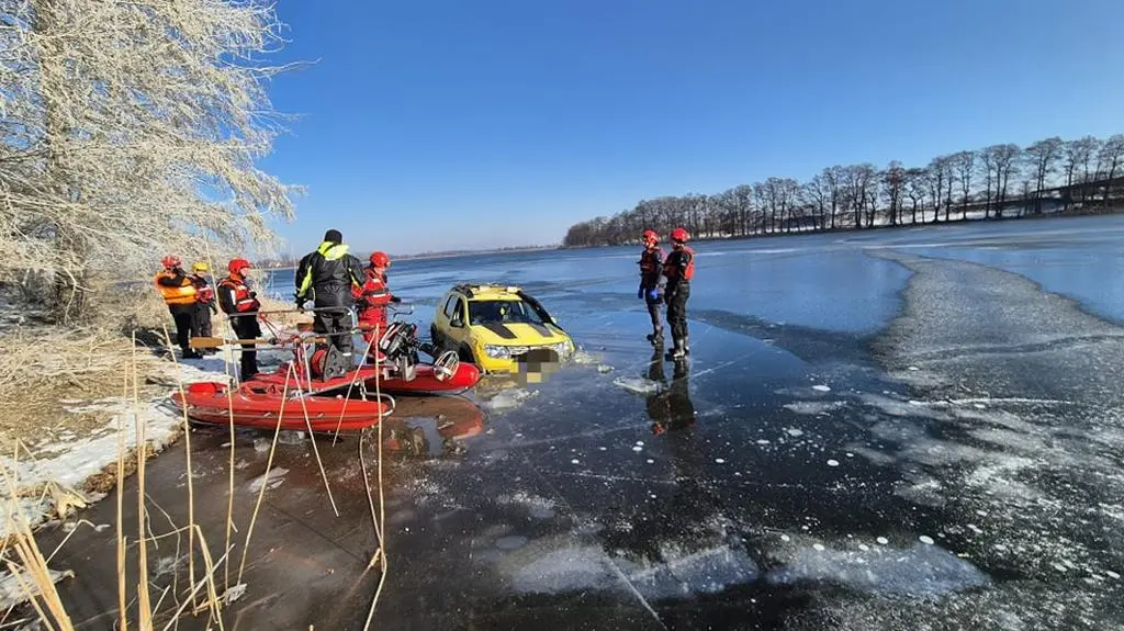 Strażacy wciągnęli auto na brzeg